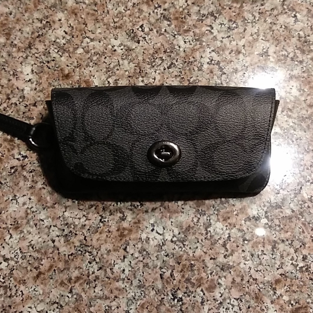 COACH || SIGNATURE SUNGLASS CASE
